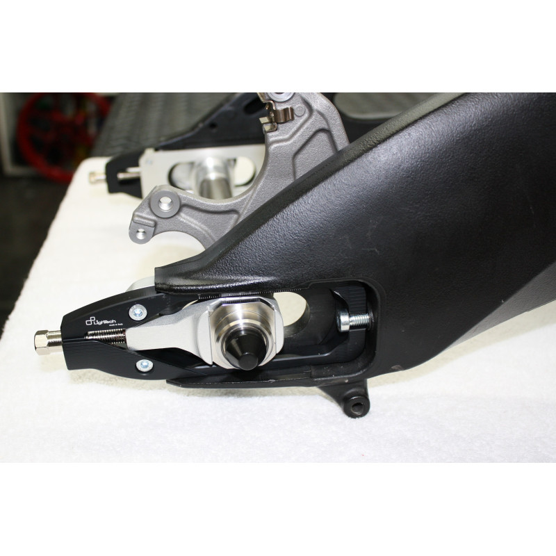 Fast Frank Racing 17-19 Suzuki GSX-R1000 Rear Wheel Quick Change Axle with Lightech Adjusters Fast Frank Racing 17-19 Suzuki GSX-R1000 Rear Wheel Quick Change Axle with Lightech Adjusters