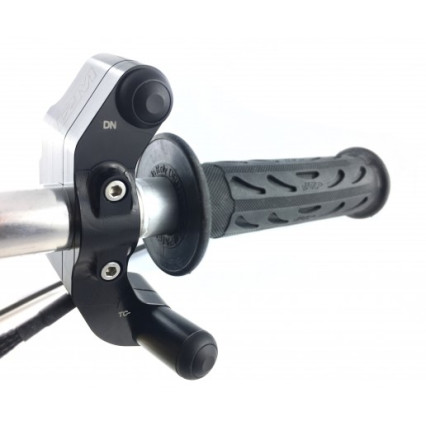 I2M Plug-and-Play Handlebar button pods for use with Chrome Dash - Yamaha R1 / Kawasaki ZX-10R / BMW S1000RR / Ducati V4